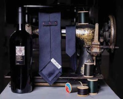 cofanetto regalo vino rosso e cravatta di E. Marinella