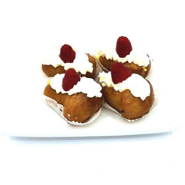 Babà piccoli alla panna di le dolci tradizioni. a domicilio con cosaporto