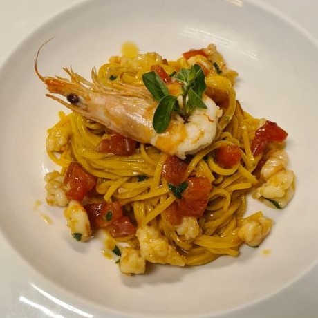 Tagliolini ai gamberi, pomodoro e origano fresco Osteria del Mare consegna a domicilio con Cosaporto