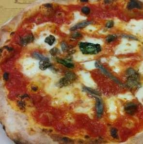 Margherita con alici, capperi, olive e scorza di limone Crosta Mercato Centrale consegna a domicilio con Cosaporto