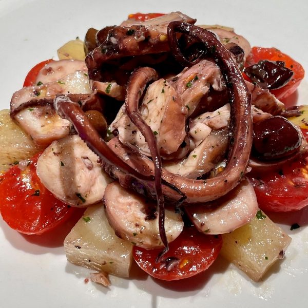 Insalata di Polpo con Patate, Olive e Pomodorini La Cucina di Pesce della Pescheria Pedol consegna a domicilio con Cosaporto.it