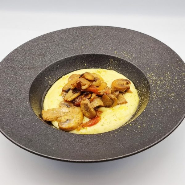 Polenta taragna, funghi spadellati, guanciale croccante e rosmarino - Golinos consegna a domicilio con Cosaporto