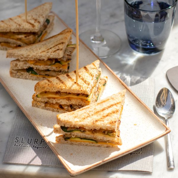 Super Club Sandwich Slurp con Patate Slurp consegna a domicilio con cosaporto