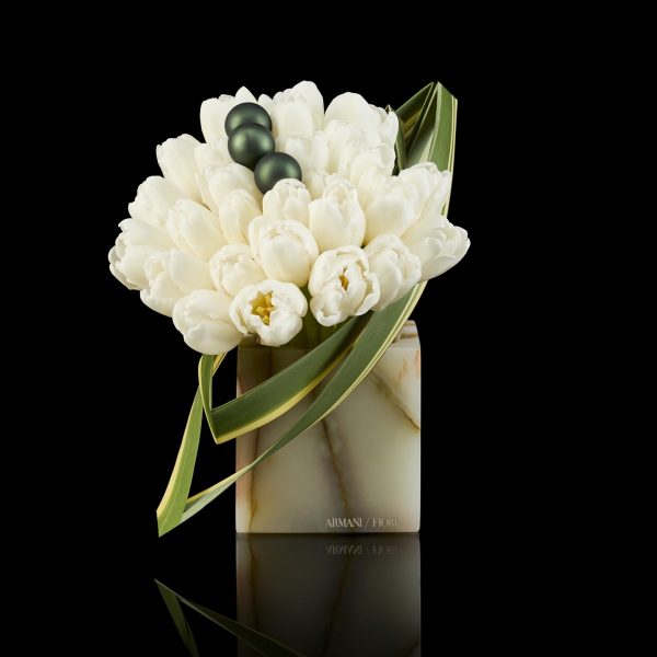 Composizione di tulipani bianchi e foglie di formio