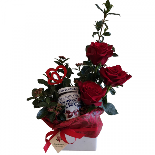 Composizione floreale con prodotto Fabbri € 50.png Mazzo con 3 rose rosse e bombon Fabbri €35.png Composizione floreale a cuore con prodotto Fabbri