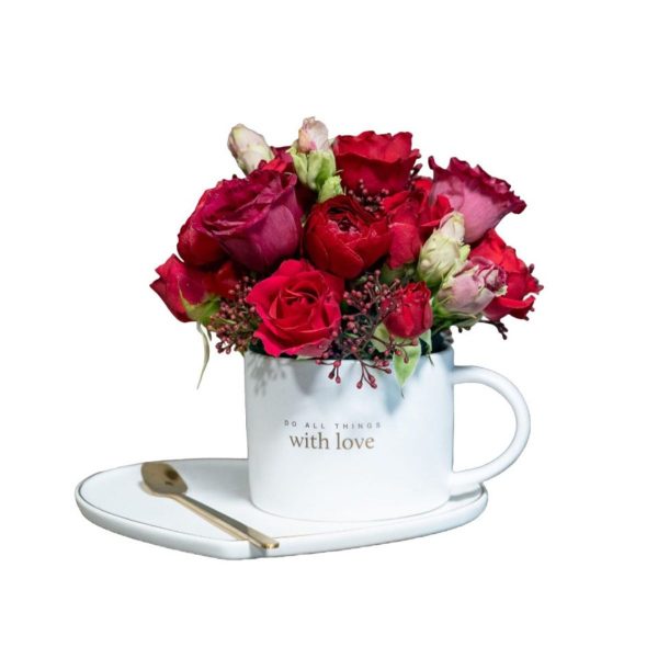Tazza con fiori freschi misti rossi 1